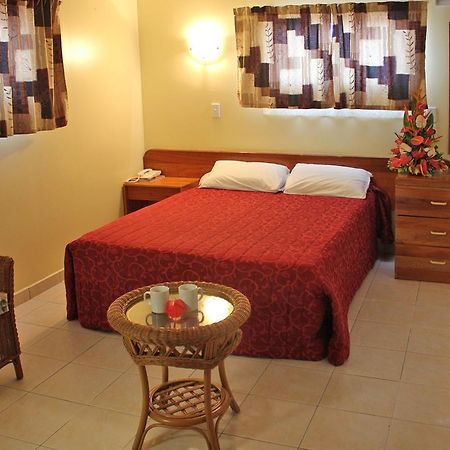 Hotel Elisa Апіа Екстер'єр фото