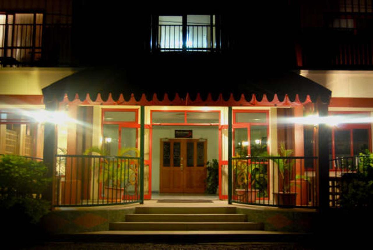 Hotel Elisa Апіа Екстер'єр фото