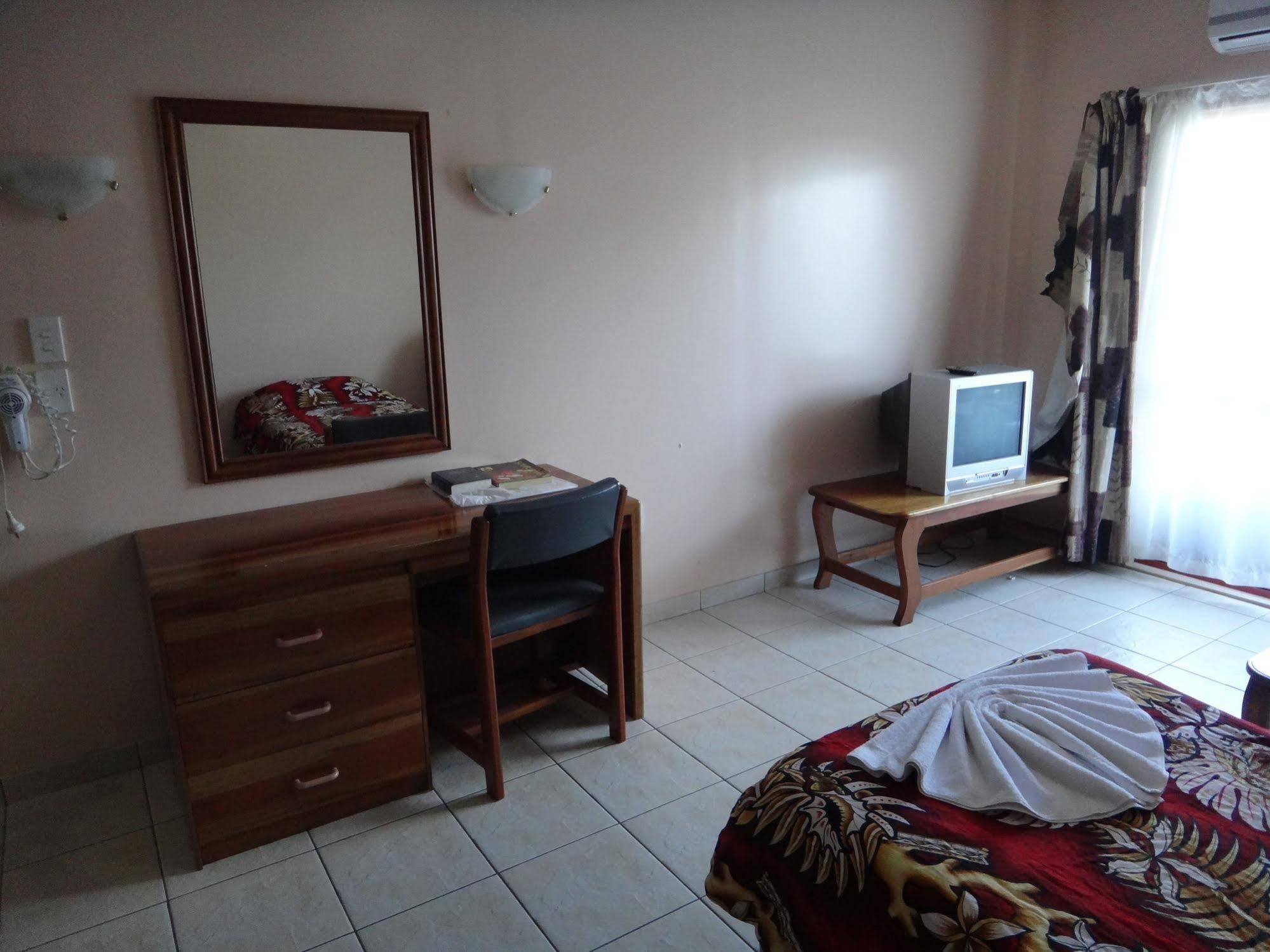 Hotel Elisa Апіа Екстер'єр фото